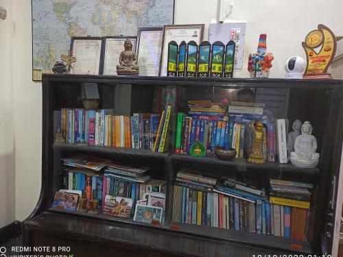 拉明德The Lumbini Village Lodge的书架上堆满了书