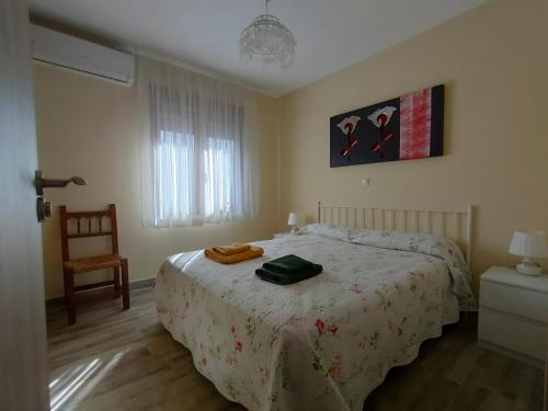 El Real de San VicenteCasa Rural Santa Bárbara的一间卧室,配有一张带袋子的床