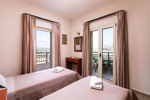 皮特斯迪亚Villa Eleni的一间带两张床的卧室和一个阳台