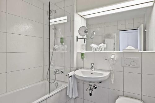 迪本多夫索雷尔索内塔尔酒店的白色的浴室设有水槽和淋浴。