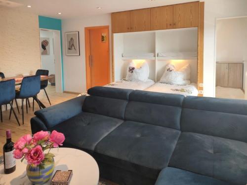 圣恩吉玛Pintelie - für 2-6 Personen的客厅配有蓝色的沙发和床。