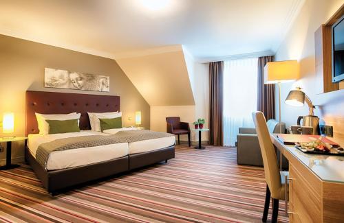 汉堡莱昂纳多汉堡斯特尔红酒店的配有一张床和一张书桌的酒店客房