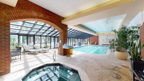 新普斯伯里锡姆斯伯里旅馆的一座砖墙房子内的室内游泳池