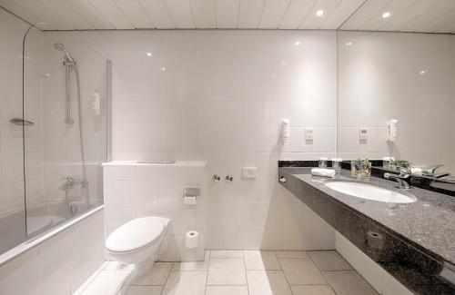 拉廷根莱昂纳多杜塞尔多夫机场拉廷根酒店的浴室配有卫生间、盥洗盆和淋浴。