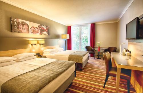 拉廷根莱昂纳多杜塞尔多夫机场拉廷根酒店的酒店客房配有两张床和一张书桌