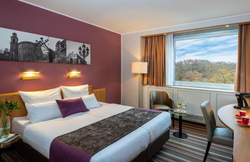 美因河畔法兰克福法兰克福市南莱昂纳多酒店的酒店客房设有床和窗户。