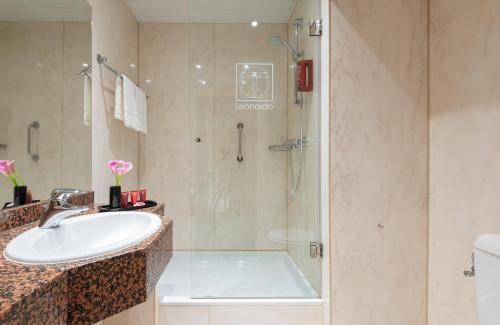 美因河畔法兰克福法兰克福市南莱昂纳多酒店的一间带水槽和淋浴的浴室