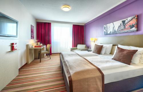 科隆科隆莱昂纳多酒店的酒店客房设有一张大床和一张书桌。