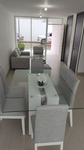 巴耶杜帕尔Casa Condominio Diomedes Daza Valledupar的客厅里设有玻璃桌和椅子