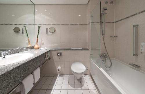 海德堡海德堡莱昂纳多酒店的浴室配有卫生间、盥洗盆和淋浴。