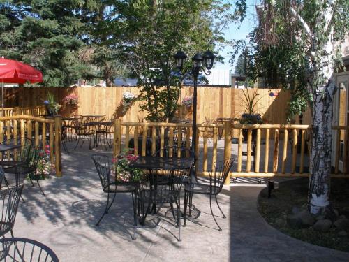 NachesEagle Rock Resort的一个带桌椅的庭院和围栏