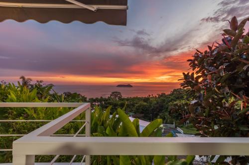曼努埃尔安东尼奥Villas de la Selva的从房子的阳台上可欣赏到日落美景