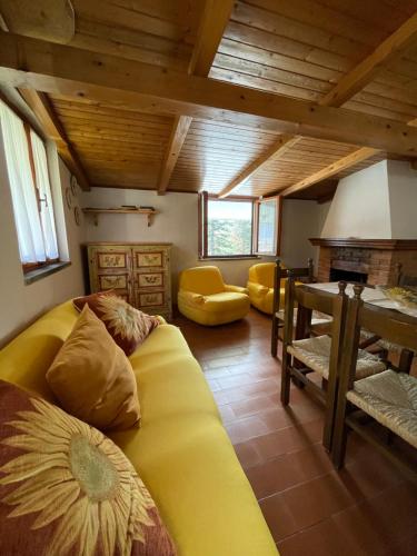 阿贝托内Discovering Apartments Abetone的客厅配有黄色的沙发和桌子