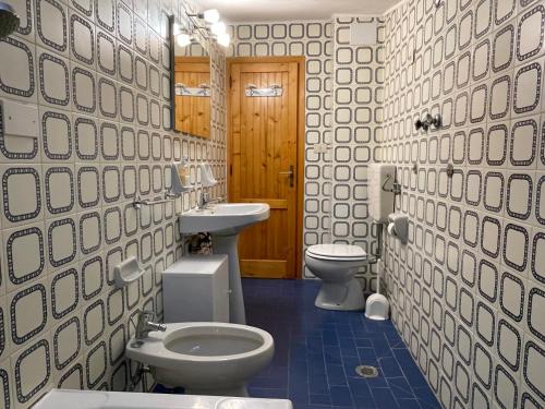 阿贝托内Discovering Apartments Abetone的浴室设有2个卫生间和水槽