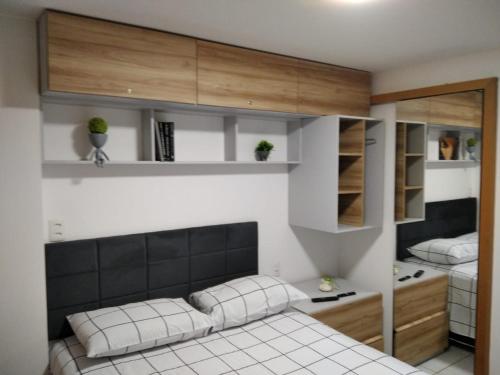 莫索罗Apartamento em Nova Betânia - West Flat Mossoró的一间卧室配有一张黑白床