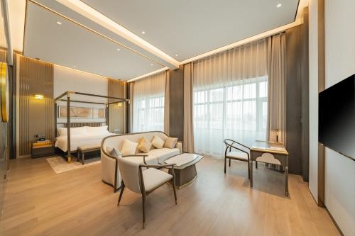 郑州河南中州假日酒店的客厅配有沙发和1张床