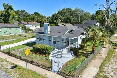 杰克逊维尔The Jewel of Jacksonville的前面有栅栏的蓝色房子