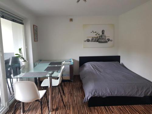 采列Apartment Dolce Vita的一间卧室配有一张床、一张桌子和一张桌子
