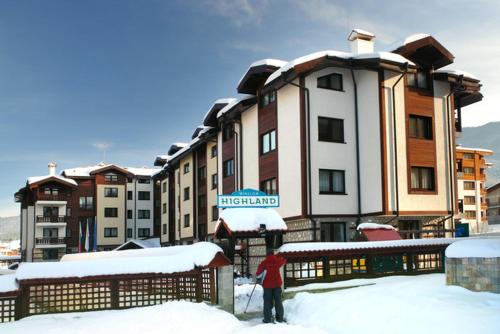 班斯科Winslow Highland Bansko - Apartment Giovanni, ул Валевица 7 кв Грамадето的站在酒店前雪中的人