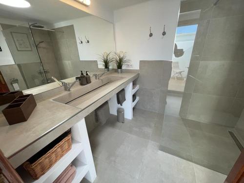 拉克鲁斯Casa Max的一间带两个盥洗盆和大镜子的浴室
