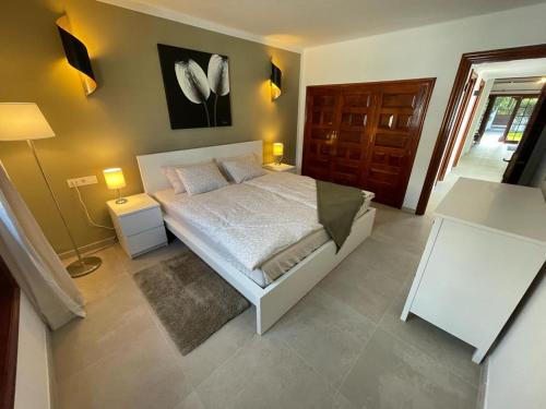 拉克鲁斯Casa Max的一间卧室配有一张床、两个床头柜和台灯