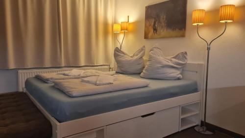 圣恩吉玛Ferienwohnung Maggie - Sankt Englmar的一张床上的枕头