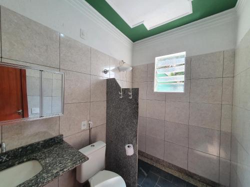 里梅拉Casa Verde的一间带卫生间、水槽和窗户的浴室