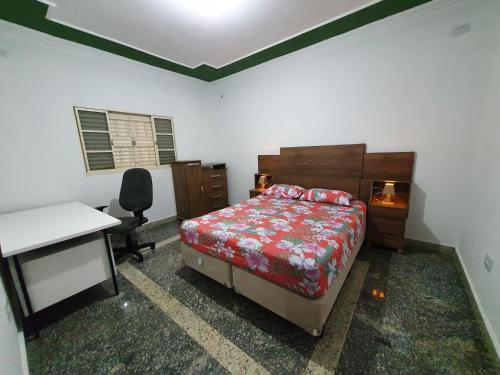 里梅拉Casa Verde的一间卧室配有一张床、一张书桌和一张书桌