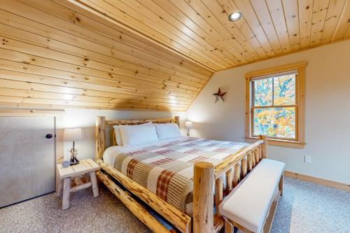 贝塞尔The Escape at Thunder Snow的小木屋卧室设有床和窗户