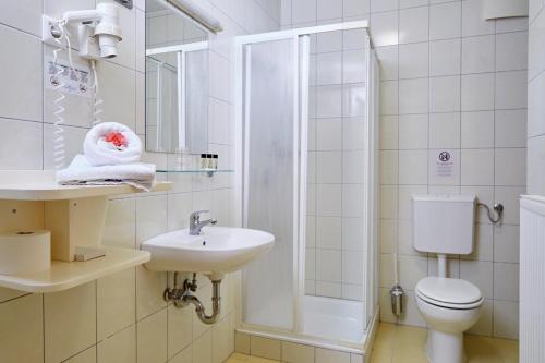 伦达瓦Thermal Apartments Lendava的浴室配有卫生间、盥洗盆和淋浴。