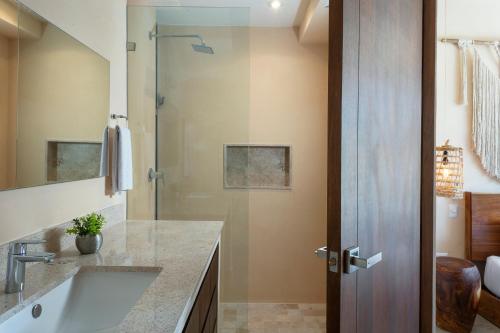 图卢姆Luxury Condo for 4 Casa Azul的一间带水槽和淋浴的浴室