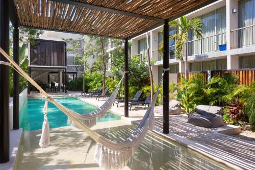 图卢姆Luxury Condo for 4 Casa Azul的游泳池旁天井上的吊床