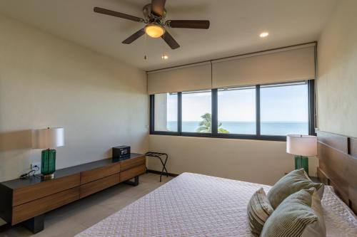 奥尔沃克斯岛D201 Ocean View New 2 Bedroom Apartment - Punta Cocos的一间卧室配有一张床和吊扇