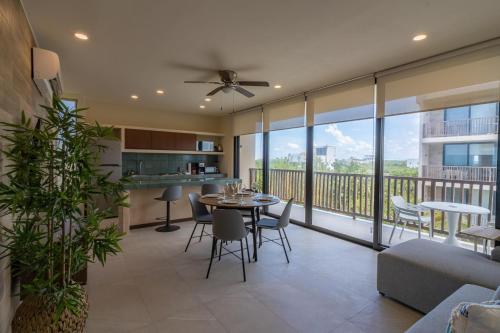 奥尔沃克斯岛D201 Ocean View New 2 Bedroom Apartment - Punta Cocos的一间带桌椅的客厅和一个阳台