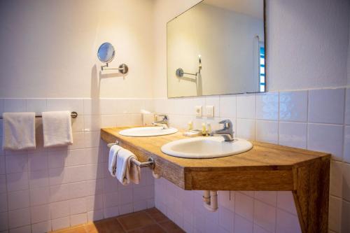 奥拉涅斯塔德Quill Gardens Boutique Hotel的浴室设有2个水槽和镜子