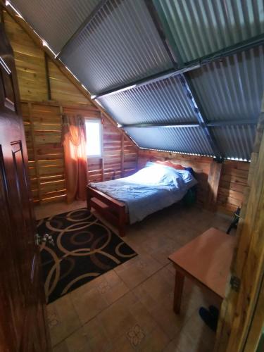 El QuijeLa Yeguada - Forest Point Cabin的小木屋内的一个床位