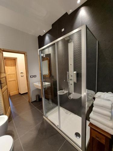 TorrigliaVilla Ghiron的一间带玻璃淋浴和水槽的浴室