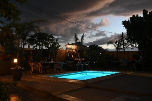La MaretaLos Amigos NEST hostel的后院的游泳池
