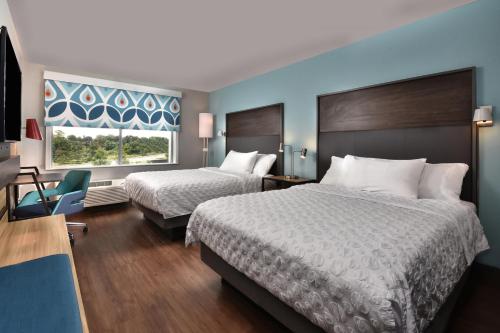 贝克利Tru By Hilton Beckley, Wv的酒店客房设有两张床和窗户。