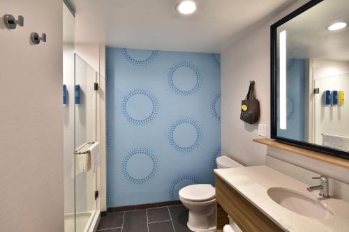 贝克利Tru By Hilton Beckley, Wv的一间带卫生间和蓝色墙壁的浴室