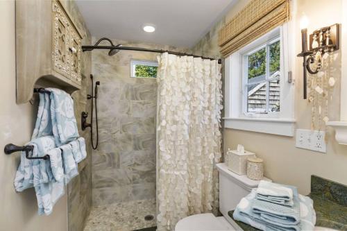 纽伯里波特Glamorous Cabana的带淋浴、卫生间和盥洗盆的浴室