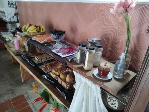 伊塔乌纳斯Pousada Zimbauê的一张桌子,上面有自助餐