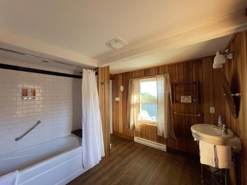 拉马巴耶维多利亚住宿酒店的带浴缸和盥洗盆的浴室