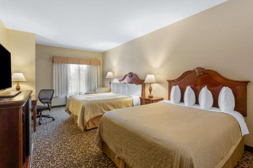 Kemmerer弗斯尔乡村贝斯特韦斯特PLUS套房酒店的酒店客房设有两张床和电视。