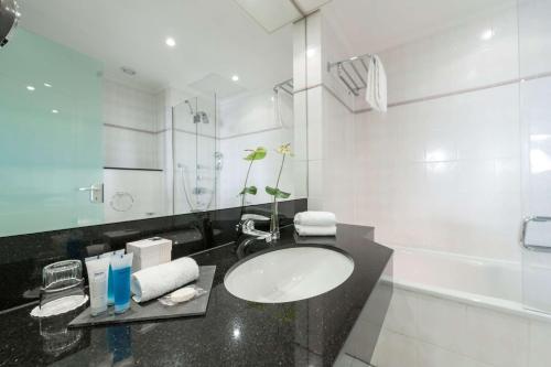 波恩波恩费努斯贝格多瑞特酒店的白色的浴室设有水槽和浴缸。