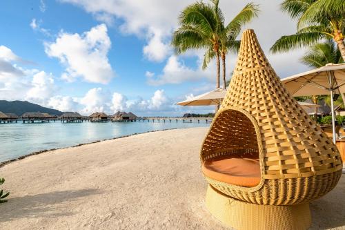 波拉波拉波拉波拉泰拉索洲际度假村的海边沙滩上的椅子