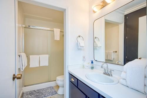 LakeshoreHuntington Lake Condo 115的一间带水槽、卫生间和镜子的浴室