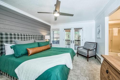 LakeshoreHuntington Lake Condo 115的一间卧室配有一张绿色大床和一把椅子