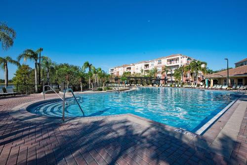 奥兰多Vista Cay Resort的棕榈树度假村内的大型游泳池