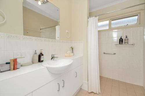 维克多港Kingsford Cottage - WIFI Pet Friendly的白色的浴室设有水槽和镜子